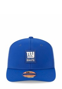 Blaues verstellbares Baseballcap mit flacher Krempe, das ein rechteckiges Logo-Patch in Weiß mit dem Text "NY" und "NEW YORK GIANTS" zeigt.