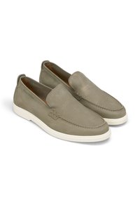 Graue Leder-Slipper mit glatter Textur, abgerundeter Zehenpartie, weißer Gummisohle und minimalen Nahtdetails.