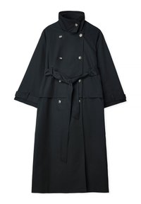 Čierny trench coat vyrobený z hladkej látky, s vysokým golierom, dvojradovým zapínaním a opaskom v páse.