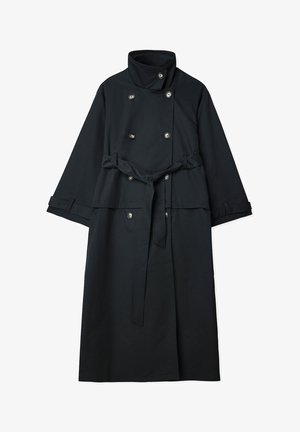 Sort trenchcoat lavet af glat stof, der har en høj krave, dobbelte knaplukninger og et bælte i taljen.