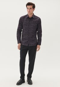Meeste tumesinine pikakätine särk lehtede trükiga. Nööpide rida ees, slim-fit kujundus. Kombineeritud mustade pükste ja mokassiinidega.