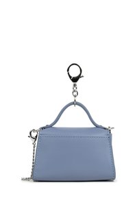 Piccola borsa in pelle azzurro chiaro a forma di trapezio con manico superiore, tracolla in catena argentata e grande chiusura argentata attaccata per l'uso con portachiavi.