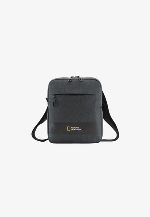 Graue Stoff-Schultertasche in rechteckiger Form, mit zwei Reißverschlussfächern und einem gelben National Geographic-Logo auf einem schwarzen Akzentstreifen.