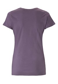 Camiseta ajustada de manga corta en púrpura suave, hecha de algodón. Textura suave con cuello redondo y sin marcas ni patrones visibles.