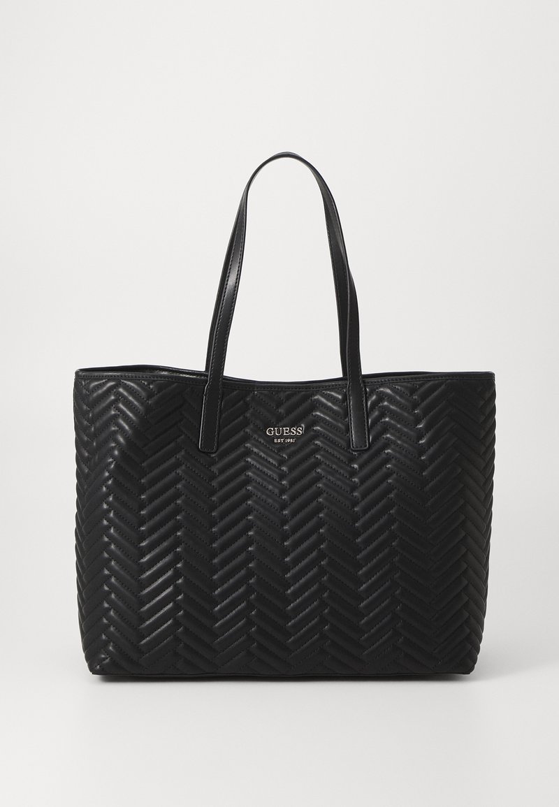 Sac fourre-tout noir avec un motif en chevrons texturé, fabriqué en matériau synthétique, doté de deux poignées robustes et d'un accent logo subtil.