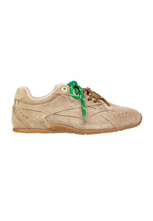 Sneaker in suede color tan con punta arrotondata e suola in gomma. Presenta lacci verdi e marroni, texture liscia e dettagli perforati sui lati.