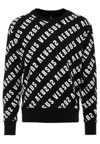 Sweatshirt noir à col rond avec un motif de texte diagonal "VERSUS" blanc répété sur le tissu, avec des poignets et un ourlet côtelés.