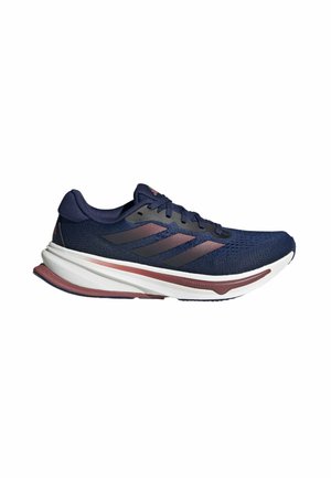 Laufschuh mit einem oberen Teil aus navy-blauem Mesh und drei grauen Streifen. Kontrastierendes weißes Zwischensohle und bordauxfarbene Außensohle. Leichtes, gepolstertes Design.
