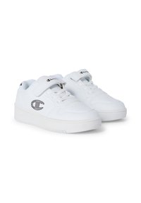 Sneakers bianchi in materiale sintetico, con design lacciato, strappo in velcro e logo puntinato sul lato. Suola in gomma testurizzata.