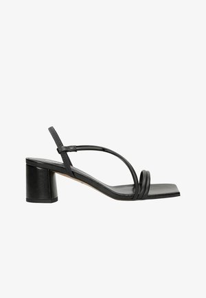 Sandale noire à talon avec un orteil carré, deux fines lanières sur le pied et un talon épais. Texture en cuir lisse.