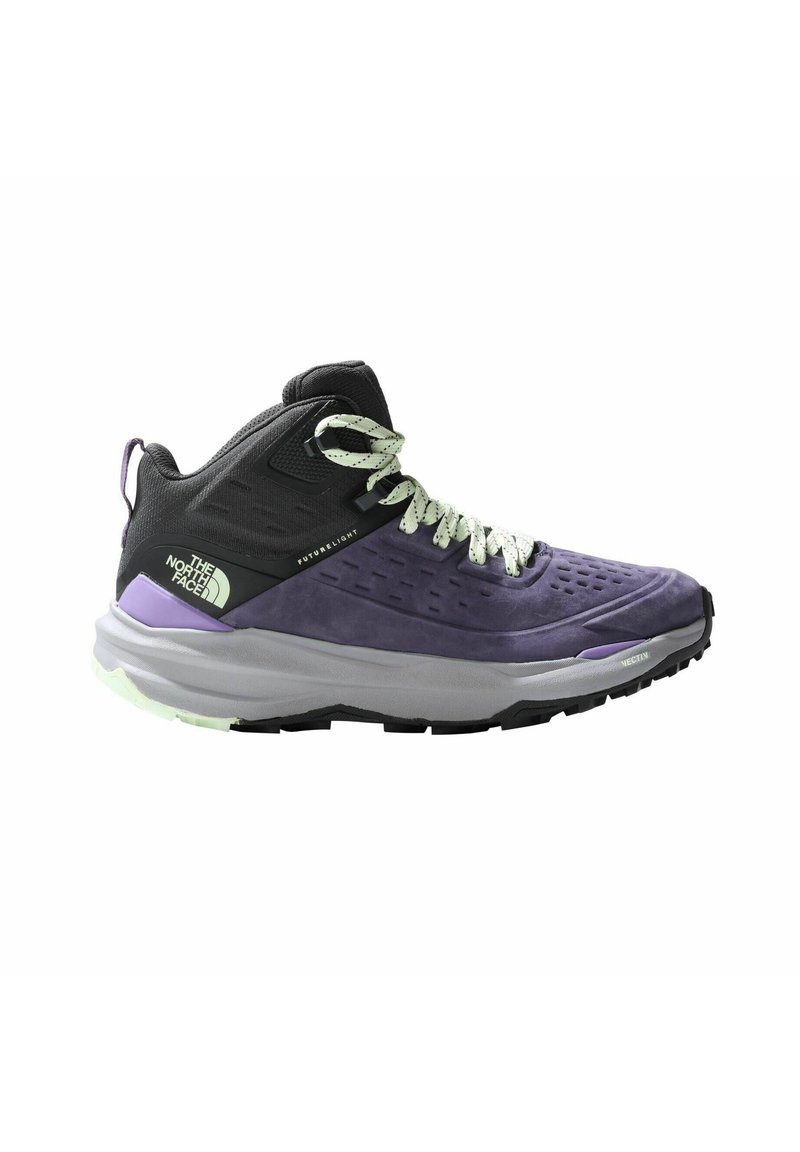 Obuwie z czarnym i fioletowym wykończeniem, z siateczkowych i zamszowych materiałów, o teksturowanym wzorze i odblaskowych sznurówkach. Podwyższona podeszwa z wyraźnym gripem.