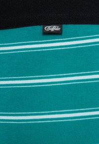 Türkis gestreifter Stoff mit weißen Streifen, ausgestattet mit einem schwarzen Bund und einem "Buffalo"-Label. Glatte Textur mit passgenauer Form.