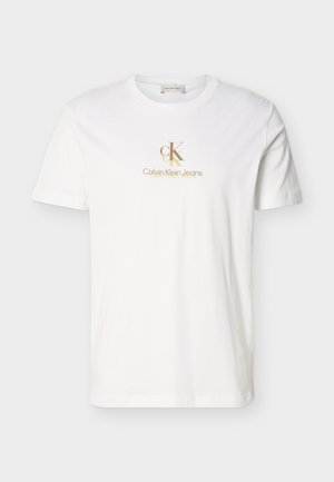 Witte T-shirt met korte mouwen, voorzien van een klein beige "cK"-logo en de tekst "Calvin Klein Jeans" centraal op de borst.