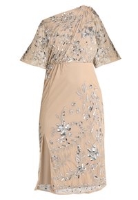 Beżowa sukienka z przezroczystą koronkową warstwą, zdobiona srebrnymi kwiatowymi wzorami i cekinami, z asymetrycznym ramiączkiem, do kolan z bocznym rozcięciem.
