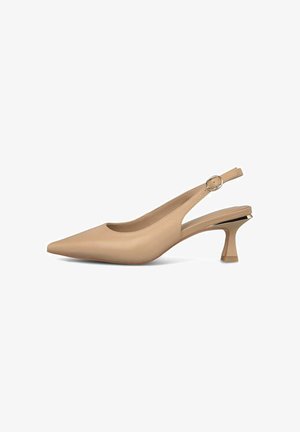 Zapatilla beige de cuero con tacón kitten, puntera puntiaguda y correa ajustable en el tobillo con una pequeña hebilla metálica.