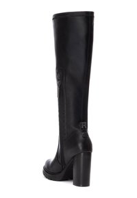 Bota negra de cuero alto hasta la rodilla con un acabado texturizado, cierre de cremallera trasero y un tacón grueso. Presenta un acento de marca en el tacón.