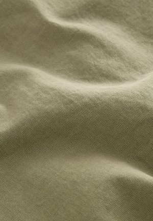 Teksturirana, khaki tkanina s mekim osjećajem, koja prikazuje suptilne nabore i finu tkanje. Glatka površina s blagim sjajem.