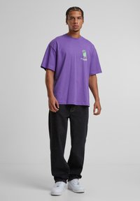 Homeboy FULLY CHARGED  - Trükipildiga T-särk - lilac