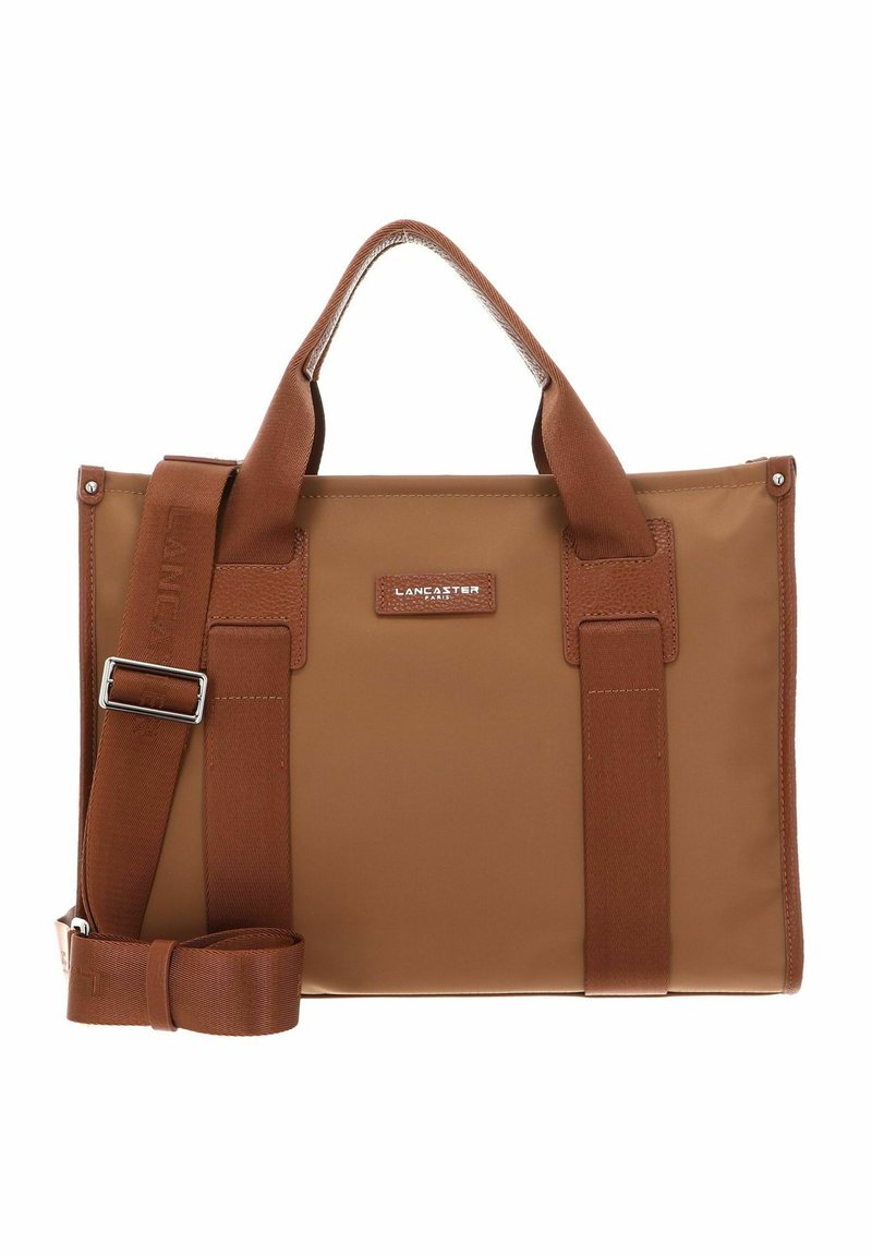 Sac tote brun en matériau durable, doté de deux poignées supérieures, d'une bandoulière réglable et d'un accent de logo à l'avant.