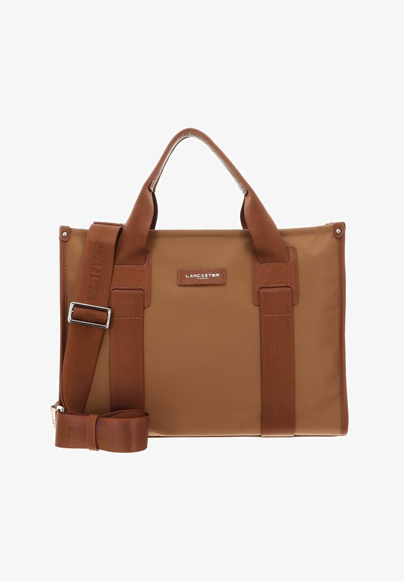 Sac tote brun en matériau durable, doté de deux poignées supérieures, d'une bandoulière réglable et d'un accent de logo à l'avant.