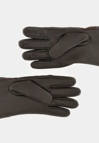 Zwarte leren handschoenen met een gladde textuur, voorzien van vier langwerpige vingers en een afgeronde duim. Extra gewatteerd accent op de palm.