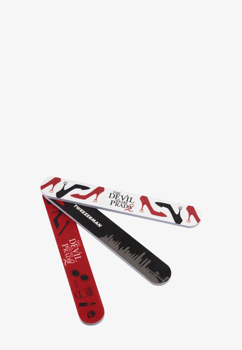 Trois limes à ongles avec le logo "The Devil Wears Prada 2", avec des talons rouges, une ligne d’horizon urbaine, des lunettes de soleil, du rouge à lèvres et des illustrations d’eyeliner.
