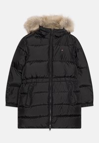 Czarna ocieplana kurtka z futrzanym kapturem, zamek błyskawiczny i boczne kieszenie. Charakteryzuje się poziomym pikowaniem oraz drobnym logo.