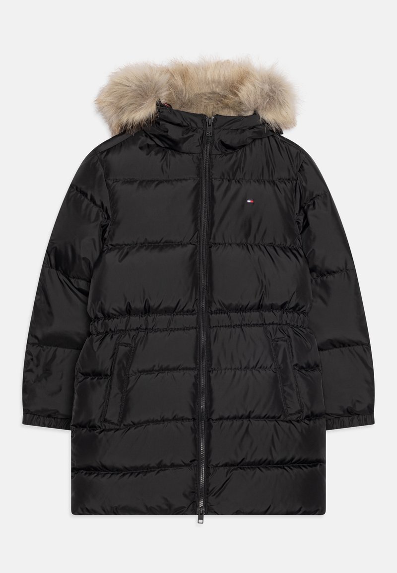 Czarna ocieplana kurtka z futrzanym kapturem, zamek błyskawiczny i boczne kieszenie. Charakteryzuje się poziomym pikowaniem oraz drobnym logo.
