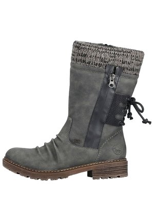 Botte en cuir grise avec un revers en tricot, fermeture éclair sur le côté et détails en dentelle. Présente des accents texturés et une semelle en caoutchouc robuste.