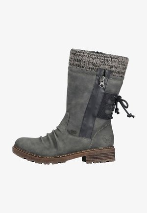 Botte en cuir grise avec un revers en tricot, fermeture éclair sur le côté et détails en dentelle. Présente des accents texturés et une semelle en caoutchouc robuste.