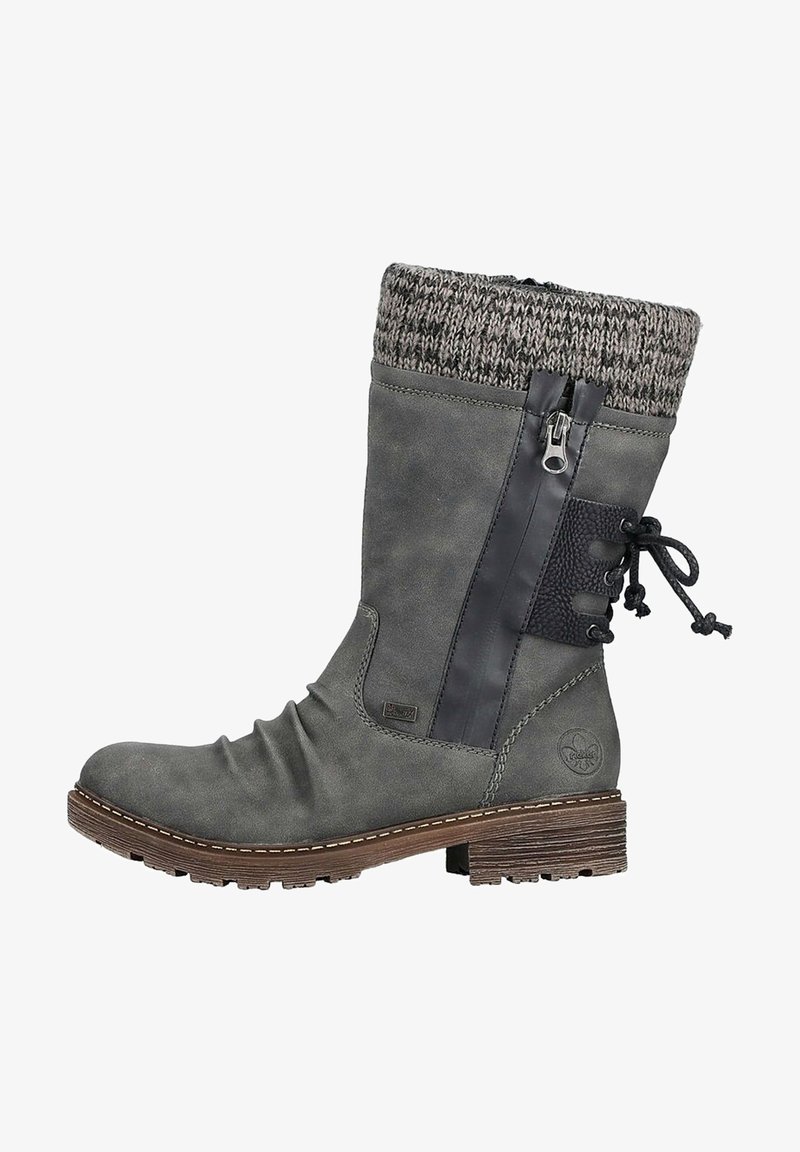 Botte en cuir grise avec un revers en tricot, fermeture éclair sur le côté et détails en dentelle. Présente des accents texturés et une semelle en caoutchouc robuste.