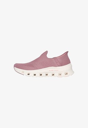 Zapatillas tipo slip-on de parte superior de punto en rosa claro, con suela acolchada blanca, que cuentan con recortes para ventilación y un sutil logo en el talón.