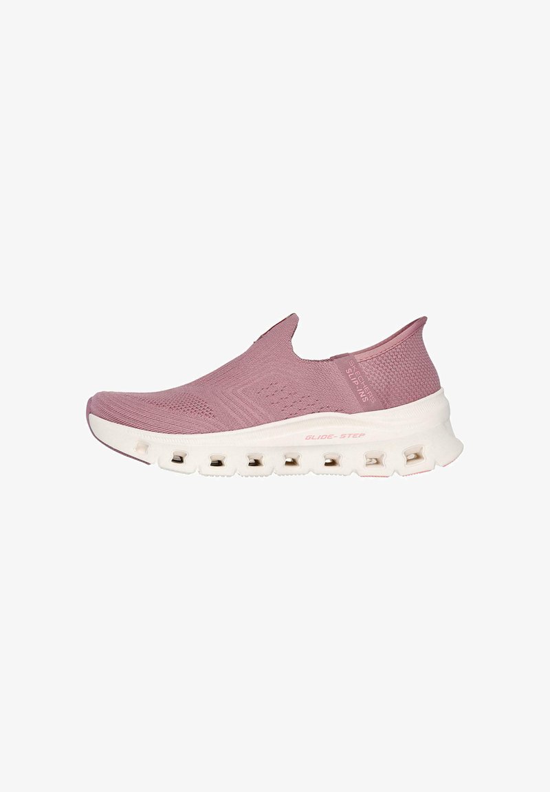 Zapatillas tipo slip-on de parte superior de punto en rosa claro, con suela acolchada blanca, que cuentan con recortes para ventilación y un sutil logo en el talón.