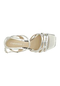 Sandalo argento con cinturini, punta squadrata e finitura lucida e elegante. Caratterizzato da più cinturini interconnessi e una soletta liscia.