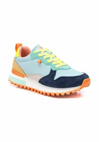 Sneaker atletici da uomo con tomaia blu chiaro, dettagli in suede blu navy, suola arancione, lacci giallo fluo e rivestimento interno rosa.