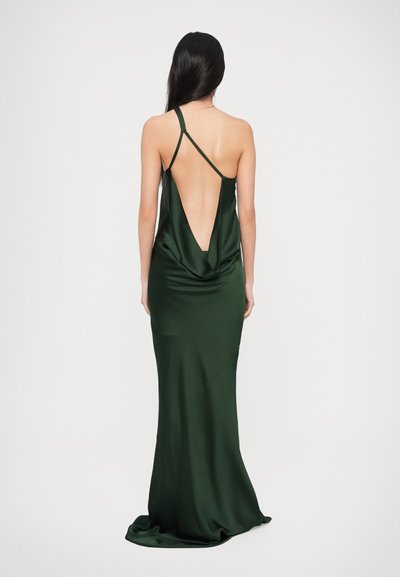 Rochie verde din satin, cu spate adânc în V, bretea asimetrică și croială mulată care se prelungește până la podea. Textură netedă și o cădere elegantă.