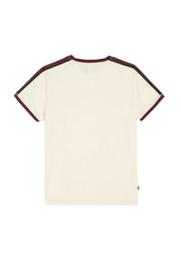 Kremowa koszulka z krótkim rękawem, z bordowym kołnierzykiem i akcentami na ramionach; wykonana z gładkiego materiału o luźnym kroju.