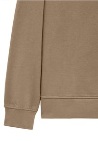 Bruine sweatshirtstof met ribgebreide mouwen en zoom. Het materiaal heeft een gladde textuur en vertoont stiksel details langs de naden.