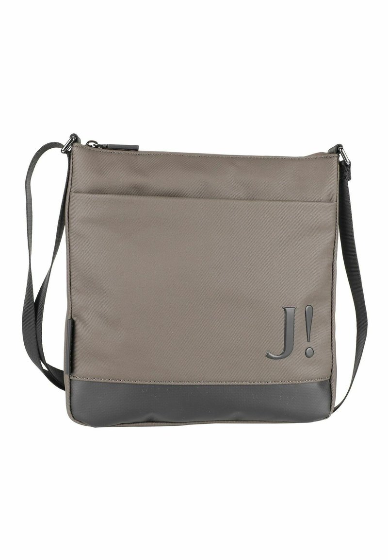 Borsa a spalla sintetica grigia con design piatto, tracolla regolabile, texture liscia e un logo "J!" prominente sul davanti. Accento nero sulla parte inferiore.