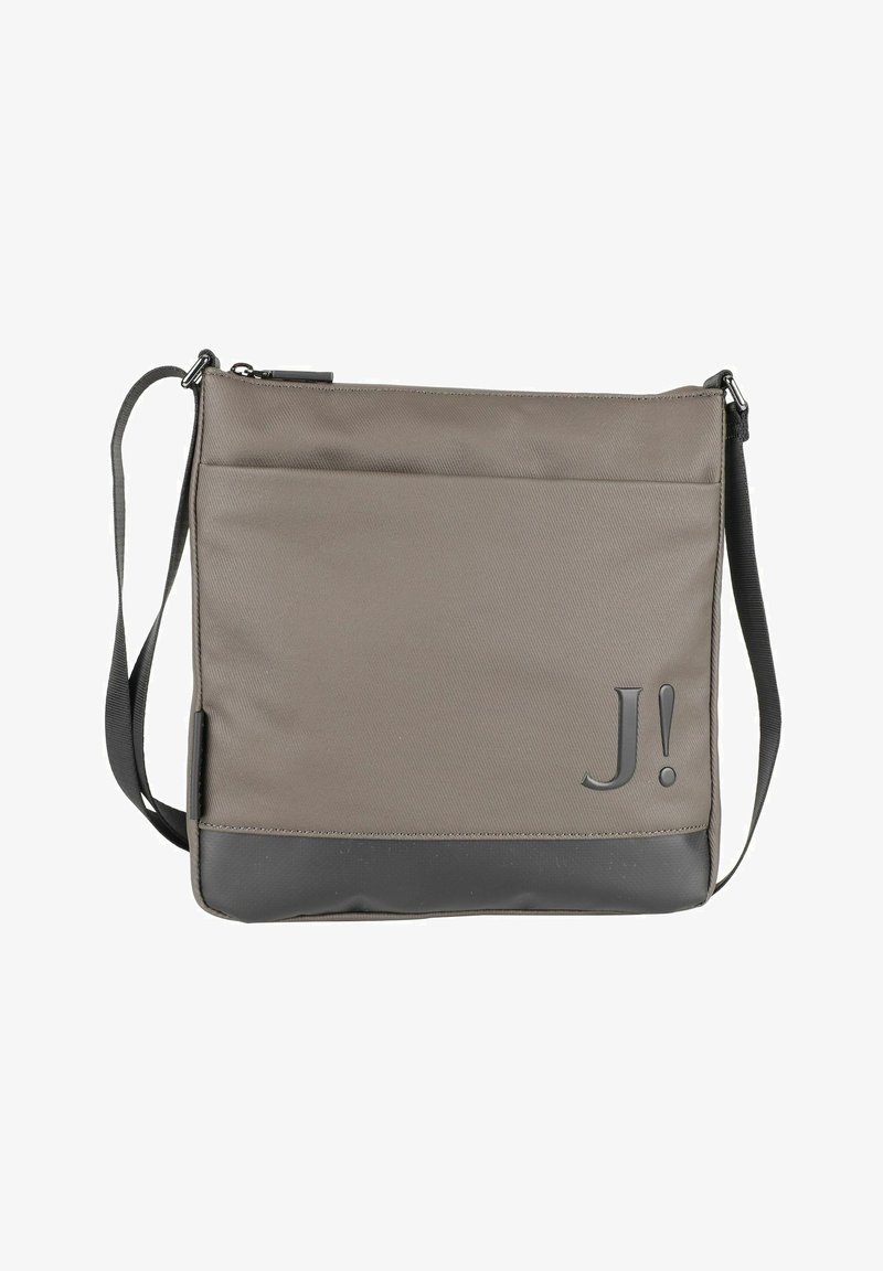 Bolso de hombro sintético gris con un diseño plano, correa ajustable, textura suave y un prominente logo "J!" en la parte frontal. Acento inferior negro.