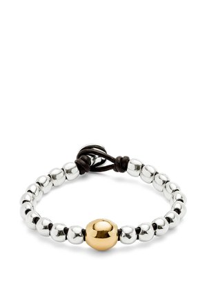 Pulsera de cuentas con cuentas brillantes de plata y oro alternadas, con un cordón de cuero marrón para un ajuste ajustable y cierre.