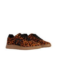 Baskets en imprimé léopard orange et noir, dotées d'un matériau en daim souple, de lacets noirs et d'une semelle en caoutchouc texturé.