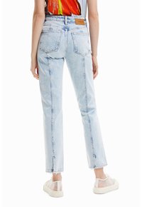 Ljusblå denimjeans med rak passform, som har hög midja, två bakfickor och fransade detaljer i fållen. Bärs med avslappnade skor.