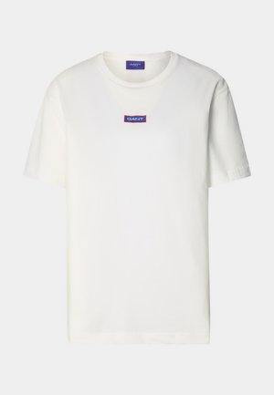 Weißes kurzärmeliges Baumwoll-T-Shirt mit rundem Ausschnitt und kleinem rechteckigem blau-rotem GANT-Logoaufnäher in der Mitte der Brust.