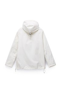 Weiße, wasserdichte Jacke mit Kapuze, ausgestattet mit einem hohen Kragen, verstellbarem Zugband am Saum und einer glatten, eleganten Textur. Keine sichtbaren Muster.