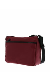 Sac bandoulière rouge en synthétique avec une texture lisse, doté d'une poche zippée à l'avant, d'accents noirs et d'une sangle ajustable.