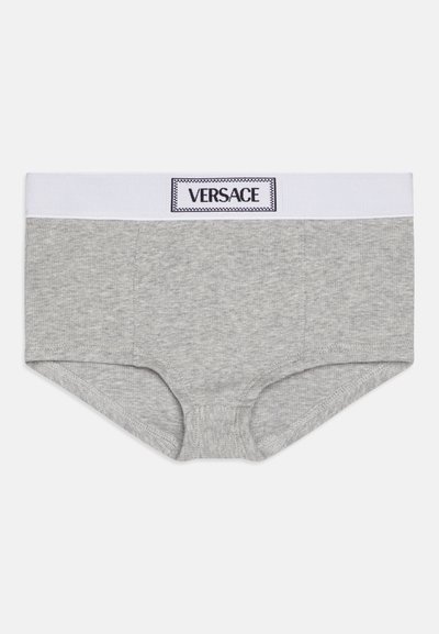 Prilagojeni sivi bombažni boksarji z belim elastičnim pasom, ki ima modro oznako "VERSACE" na sprednji strani.