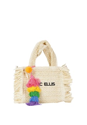 Borsa intrecciata beige con lati a frange, manici corti e portachiavi con nappina dai colori dell'arcobaleno attaccato sul lato anteriore sinistro.