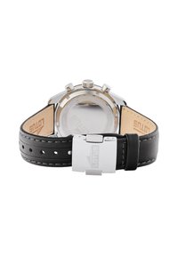 Reloj de acero inoxidable con correa de cuero negro, herrajes plateados y una hebilla detallada. Presenta una caja redonda y suave, y un fondo grabado.
