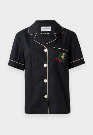 Camisa preta de manga curta com acabamento em bege, fecho frontal com cinco botões e um bolso no peito esquerdo com bordado floral.